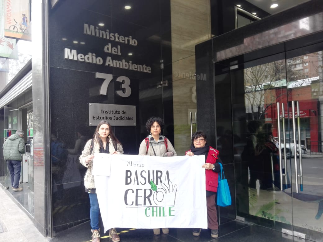 ElArbolCL's tweet photo. Esta mañana en el Ministerio de Medio Ambiente Alianza Basura Cero Chile entrega declaración a la Ministra Carolina Schmidt ante la propuesta de modificación al sistema de evaluación de impacto ambiental SEIA @BasuraCeroChile https://t.co/0TsO5Bdj2l