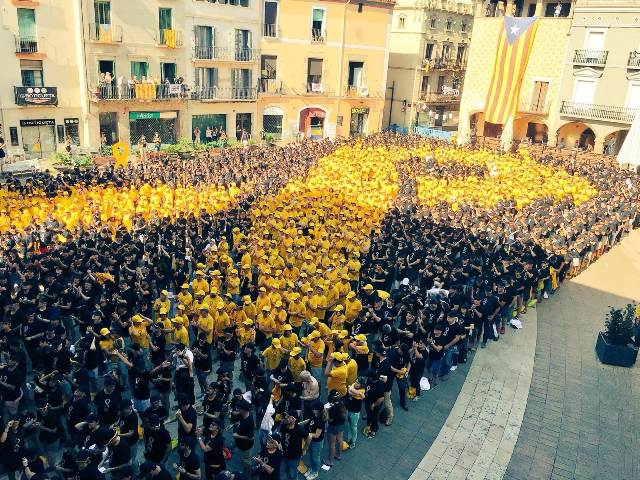 #RiveraQuitameEste és #TT. Reacció massiva a Espanya contra la podridura que <a href="/CiudadanosCs/">Ciudadanos 🇪🇸🇪🇺</a> pretén escampar per tot arreu. Si no volen llaços, en tindran fins a la sopa #indesinenter Perquè no són els llaços: és la llibertat d'expressió i són els ostatges empresonats.
#nocallarem