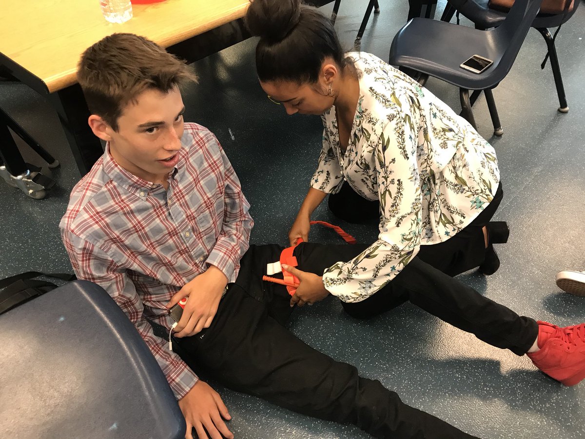 DOSportsMed's tweet image. Tourniquet training Thursday #savinglives #stopthebleed #OneDO @DesertOasisHSLV @CTEinCCSD