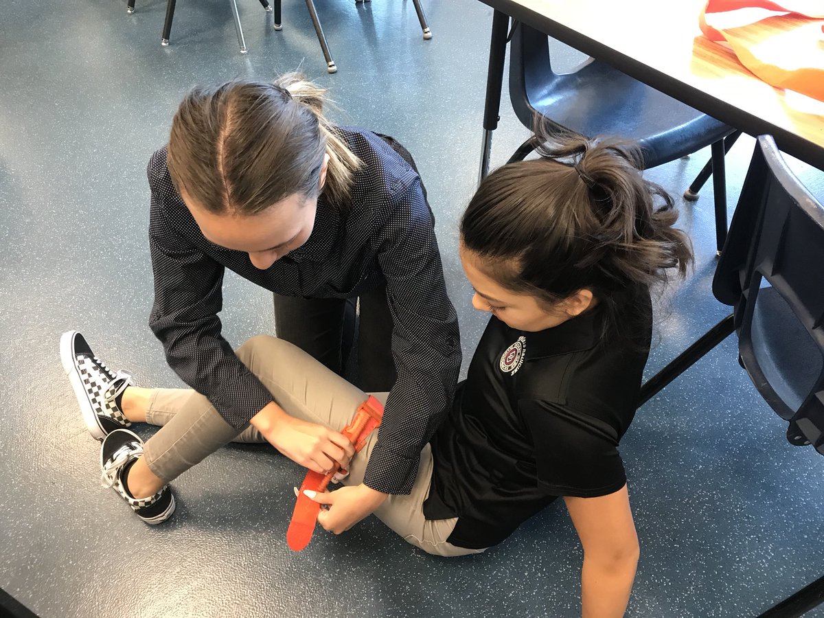 DOSportsMed's tweet image. Tourniquet training Thursday #savinglives #stopthebleed #OneDO @DesertOasisHSLV @CTEinCCSD