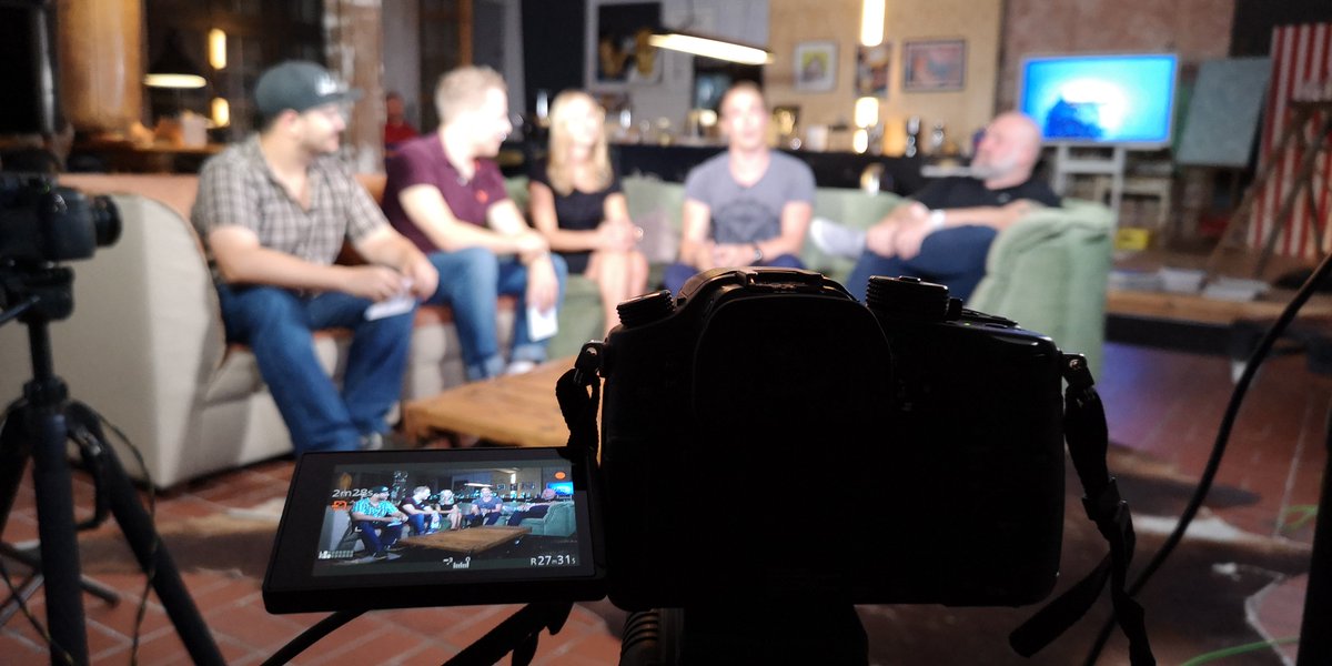 Allround_PC's tweet photo. Es ist endlich wieder soweit, passend zur #IFA2018 in Berlin hat sich die Crew der @1und1 #CubeTube Blogger-WG spannende Produkte und Gäste in die Wohnung eingeladen. Der erste Gast: @asusde mit dem ROG Phone und den neuen Zenbooks!
Zum Video ➡️ https://t.co/VUqp3e6Wcu https://t.co/xGxTO2ZAQJ