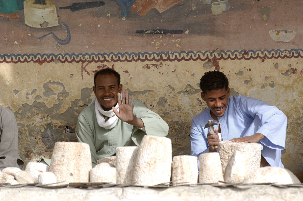 La artesanía típica de Egipto suele extraerse trabajando a partir de estas piezas que los artesanos elaboran con delicadeza. #thisisegypt #egyptlovers #traveller #igersegypt #tourism #beautiful #amazing