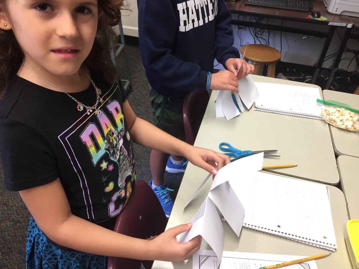 1Falcon24's tweet photo. #paperchallenge #growthmindset #3rdgradegifted How many times did Mrs. Kendall cut the paper? @apsupdate @APS_Gifted @BrandonIBPYP @MsEkpere @jbland100 @MBrandonGT https://t.co/QtiOghGmTJ