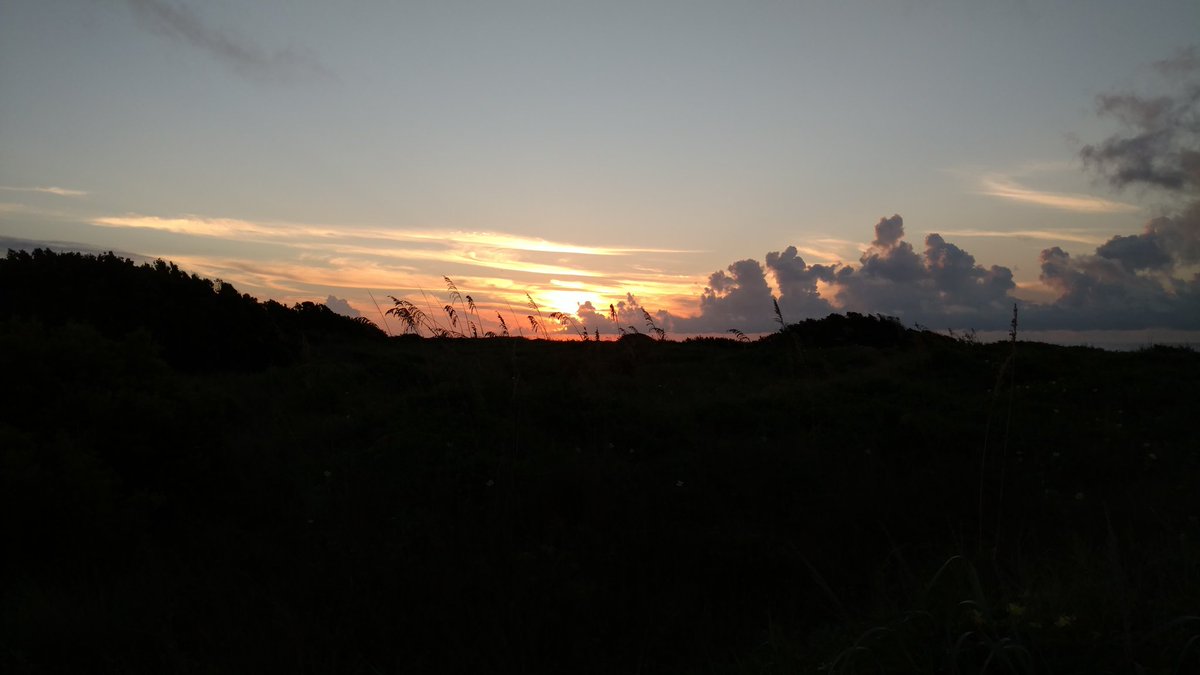 UncommonTart's tweet image. Sunrise over the dunes this morning. I'm not gonna say this running thing is fun but I'll admit I resent it a little less than when I started. #SPNFit #SPNFamily