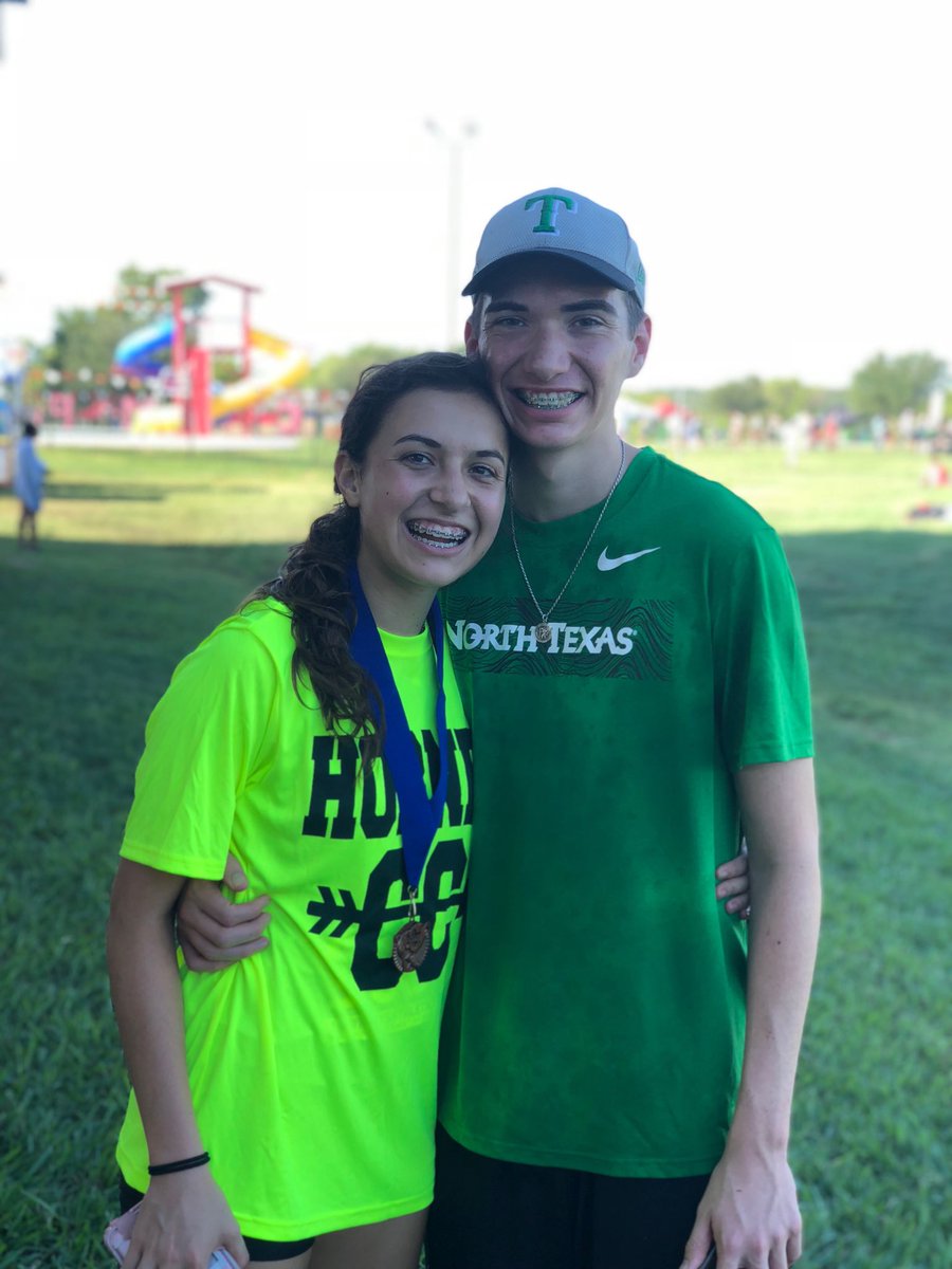 AlisaPJohnson's tweet photo. Great race at the Gingerbread Jamboree Meet in Denton for Bailee. Special treat having Big Brother Grant show up to cheer her on! 💚💚 https://t.co/bCzkbtiIkx