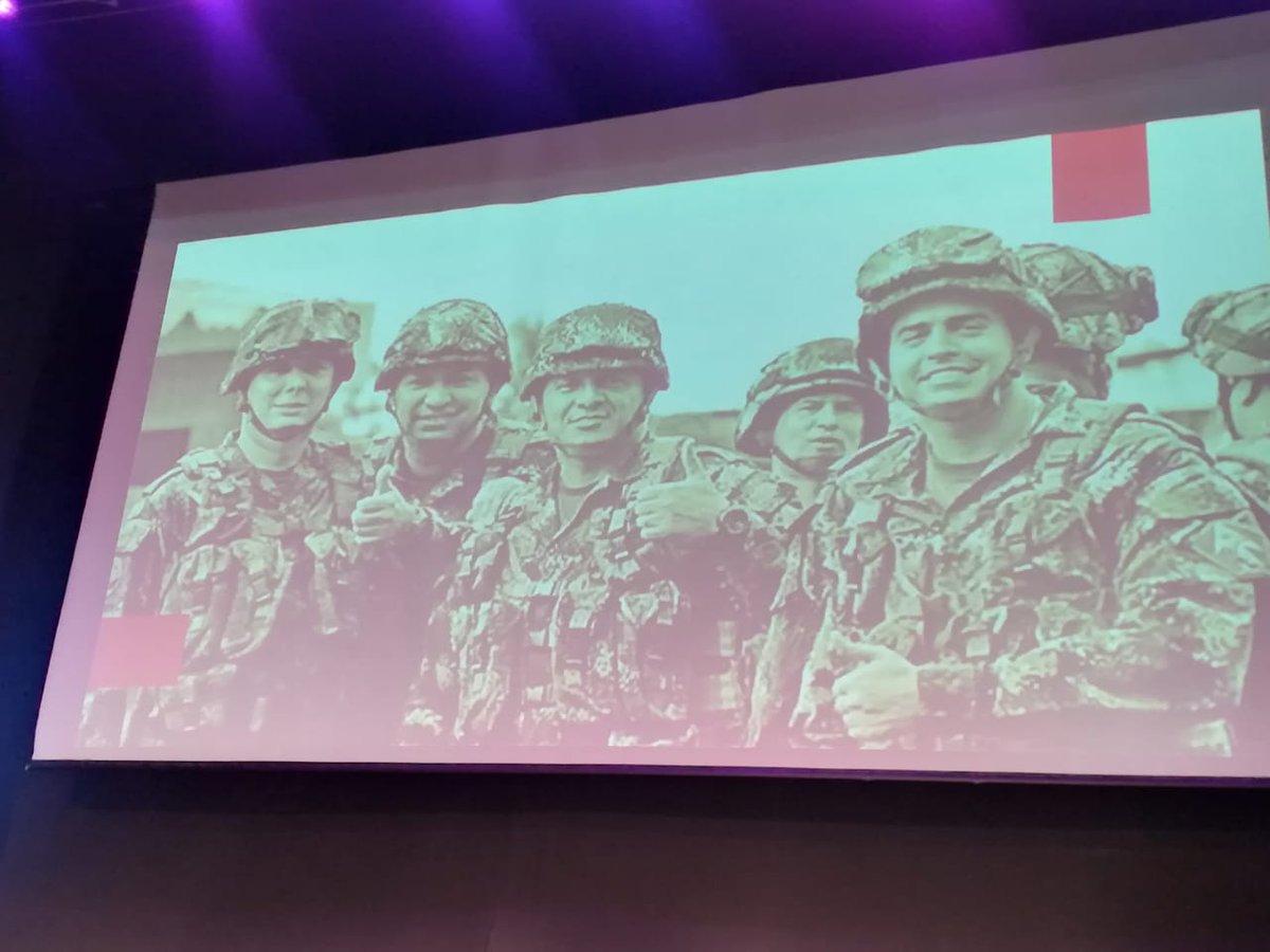 revistapym's tweet image. ¿Recuerda la señal del dedo arriba para saludar a los Soldados colombianos? Estamos en el #CreativeConference Colombia 2018, con Germán Zúñiga, la mente creativa detrás de muchas de las campañas exitosas del @EjercitoCol
