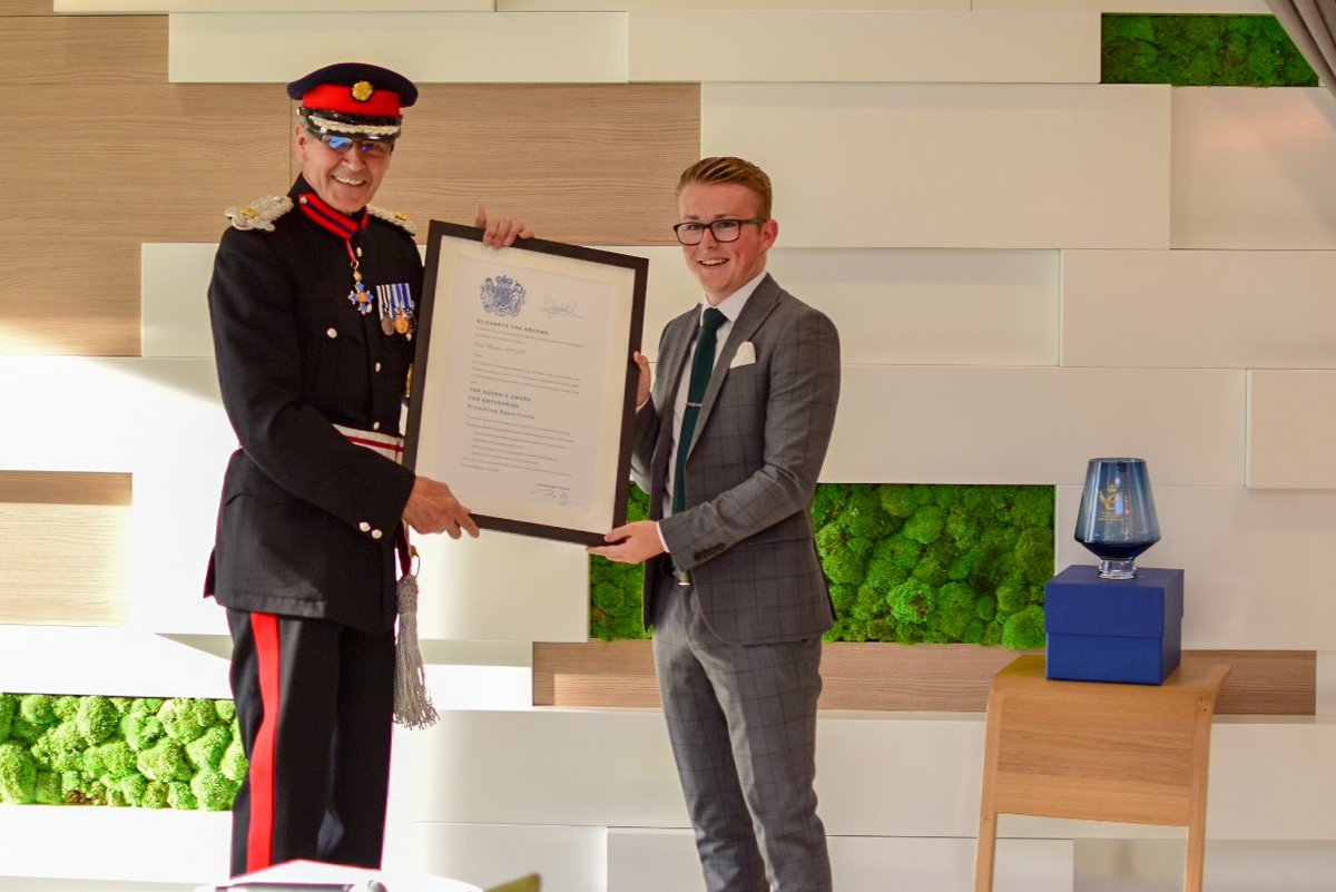 GrantThorntonUK's tweet photo. .@romanovsun: "We want our team to reflect the diversity of the society we serve". We are very proud to have received the #QueensAwards  for Promoting Opportunity through Social Mobility from Sir Ian Johnston, Greater London Lieutenancy office #VibrantEconomy https://t.co/xCgjuflfDH