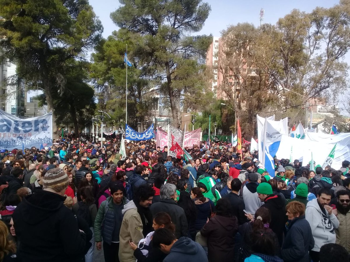 MartinOgando's tweet photo. Macri hunde al país en una nueva catástrofe económica y social. Nosotres vamos a estar en las calles de todo el país defendiendo a la universidad pública y diciéndole basta al programa neoliberal. Desde la calle vamos a construir una alternativa. https://t.co/3HQymqrxjd