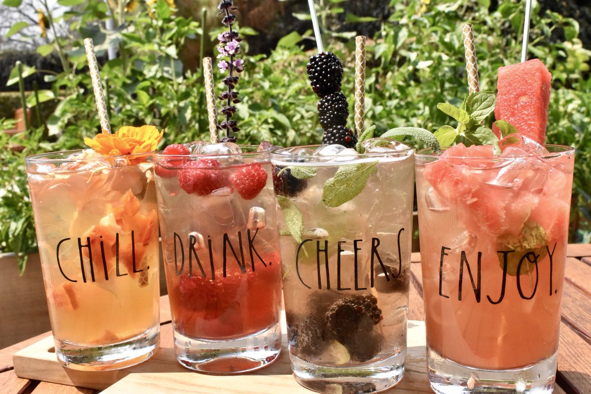 Our #ThirstyThursday just got made with the Cloud Cafe’s unsweetened iced teas! Infused naturally with seasonal fresh fruits and Oracle garden grown herbs.  Peach-Marigold anyone?