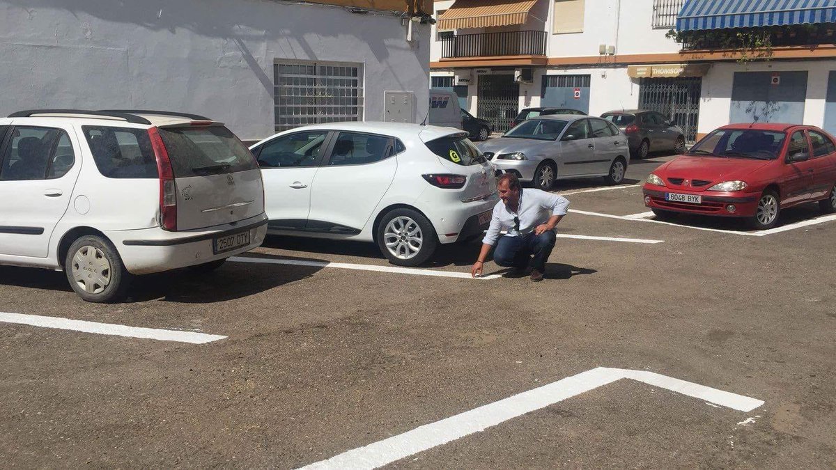 Alvaroarandan's tweet photo. Seguimos trabajando y avanzando en la mejora de calidad de servicios para los loreños, esta vez con la reorganización y ampliación de aparcamientos en Pza. de la Mercadería. E Igualmente con el cambio de sentido de la calle Serranita, desde Guadalora hacia Albadalejo. #LoraAvanza https://t.co/hSgHCXuVtc