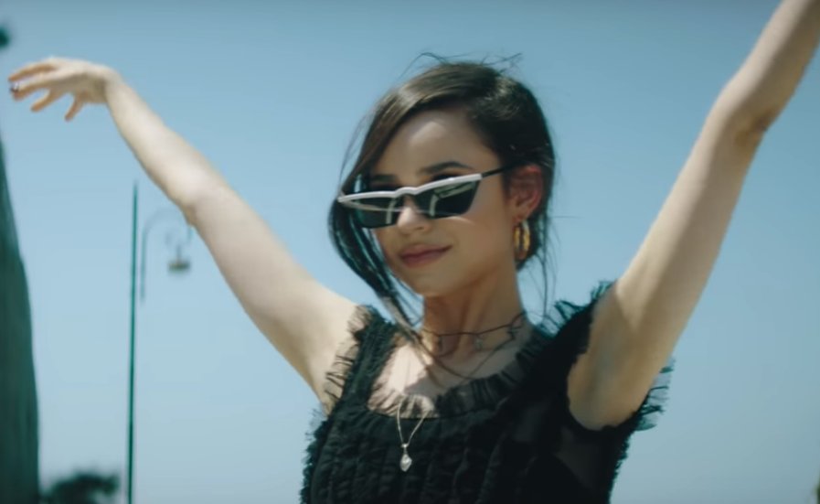 brinastokio's tweet photo. @SofiaCarson also these glasses ugh fashion icon @SofiaCarson #rumors #RumorsMusicVideo #RumorsStreamingParty https://t.co/t2qAb13EOf