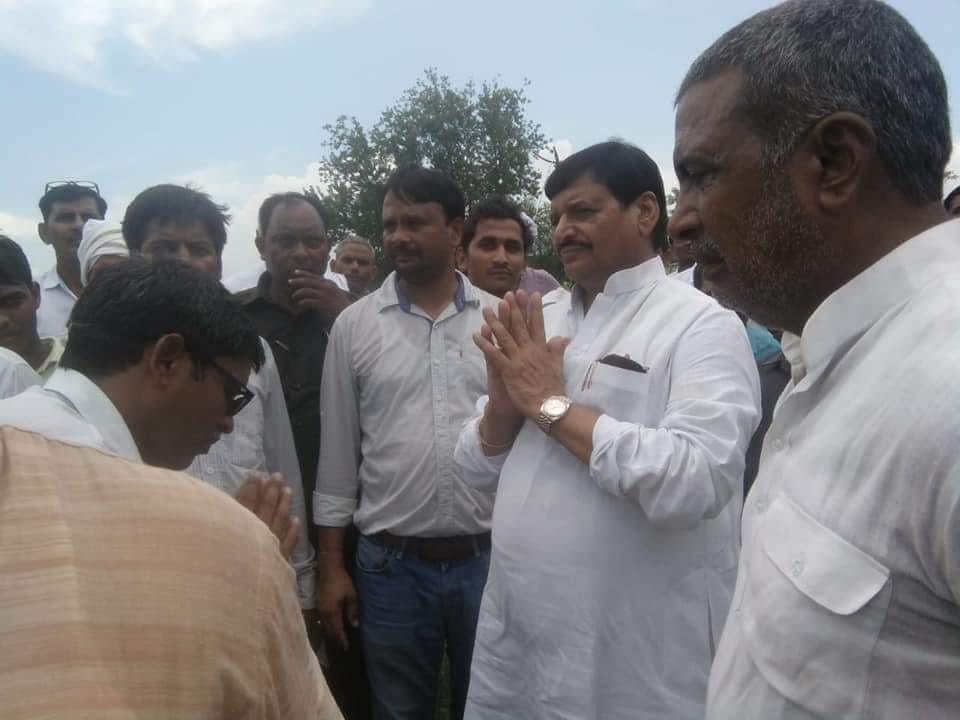 shivpalsinghyad's tweet photo. नियति के क्रूर चक्र ने बाबू दर्शन स���ंह जी को भी हम सभी से छीन लिया। आज पूरा दिन इटावा में था, बेहद उदास हूं, भावुक हूं और बाबू जी के न होने के बाद उपजे शून्य को महसूस कर रहा हूं। उन्हें कोटिशः श्रद��धांजलि। https://t.co/LjrjZcvkvs