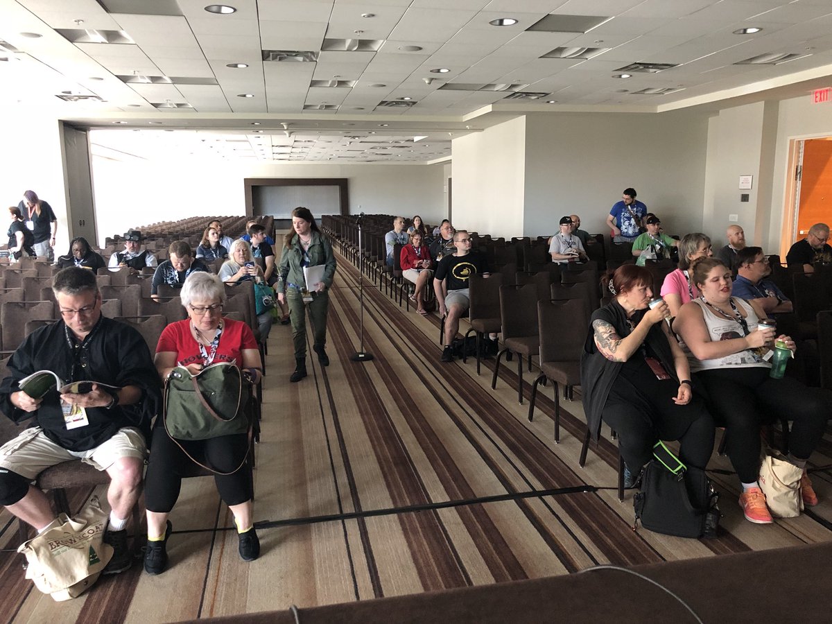 The #DragonCon Newbie Walking Tours don’t start for another hour and the room is already filling up! <a href="/DragonCon/">💐🌼Dragon Con 🌹🌺</a> <a href="/dconnewbies/">Dragon Con Newbies</a>