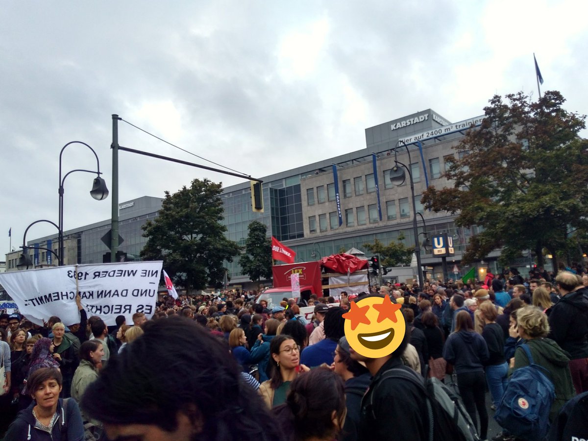 Migration__Hub's tweet photo. Berlin #demoamhermannplatz now. #wirsindmehr #Chemnitz #networkofsupport #supportingmigrants #migrationhubnetwork https://t.co/WBGNknrvZM