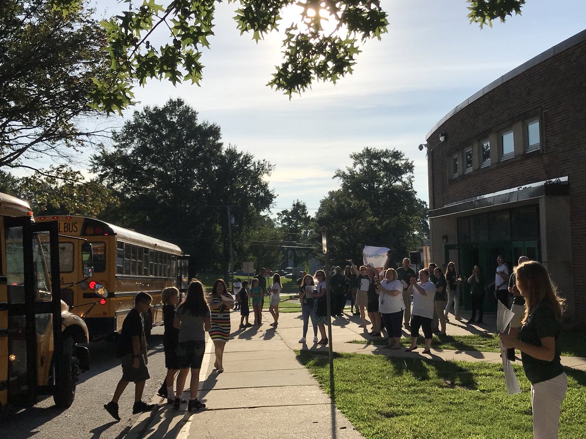 MessmoreAP's tweet photo. SRMS welcomed our 6th grade class with music and energetic staff members this morning.  What a great day! @SRMS_Principal https://t.co/SGTKxn2WGd