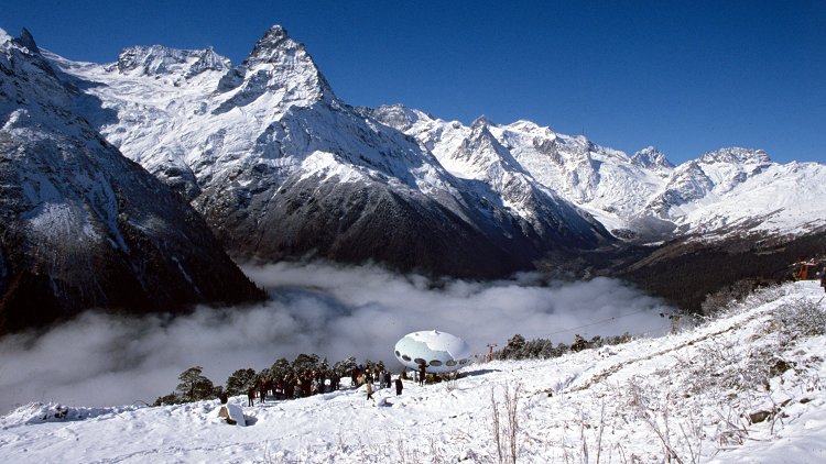 SaudiCrypto2's tweet image. تقرير صادر عن وكالة "بلومبرغ" يفيد بان المخزن السري للبيتكوين يقع تحت الجبال السويسرية و هي قاعدة عسكرية سابقة و يشير التقرير ان مخزن البيتكوين في عمق تلك الجبال يصل الى 10 مليار دولار .