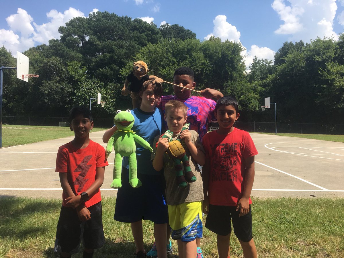 Span5thGrade's tweet image. How we recess #puppetpower