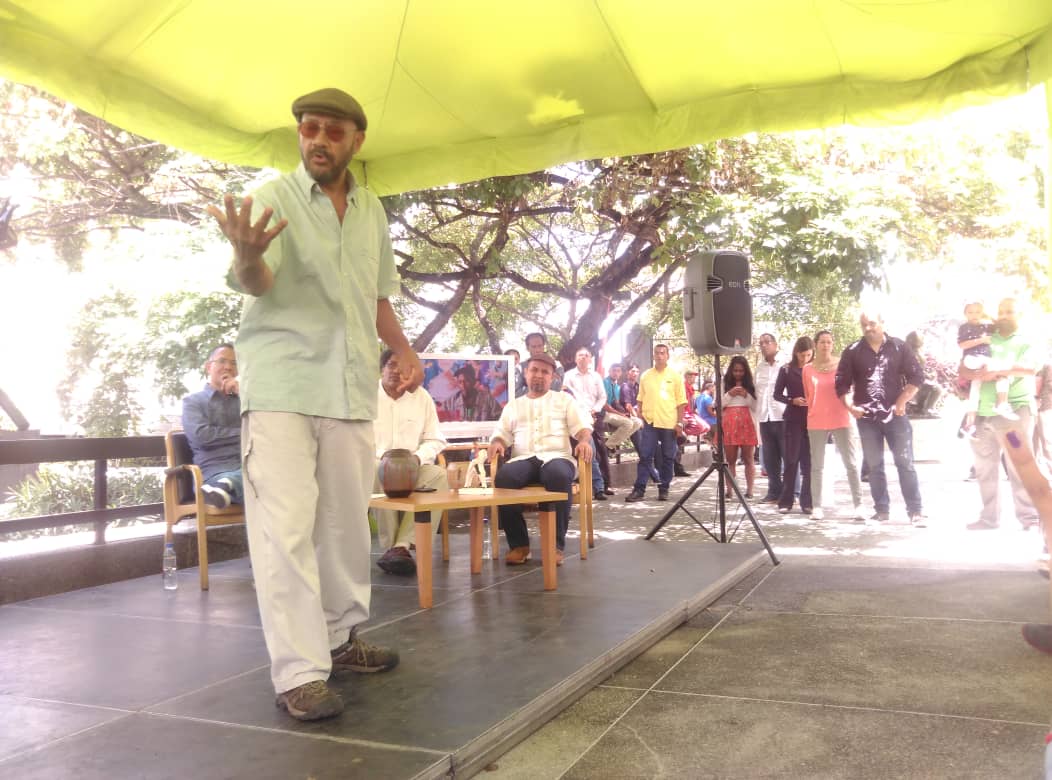 minculturave's tweet photo. #Ahora | El poeta del morralito nos declama "No me llames extranjero", en el homenaje a Antonio Machuca, desde el Museo de Arte Contemporáneo Armando Reverón.  #Caracas #30Agosto #ProteccionAlPensionado https://t.co/fRVRr9GE4Q
