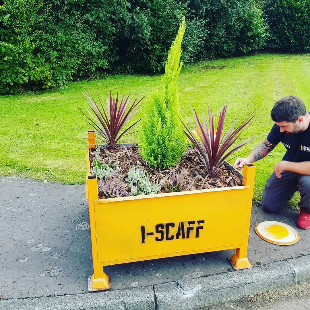 i_scaff_Ltd's tweet photo. Our office manager Judith was off today....So we picked Man plants for the yard entrance #manplanter #scaffs https://t.co/lrsdg3awJh