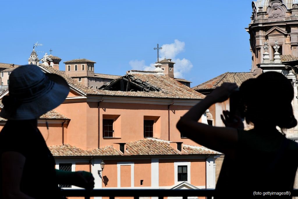 SkyTG24's tweet image. #UltimOra Crollo tetto chiesa #Roma, soprintendente speciale: danni stimati per un milione di euro #canale50 sky.tg/direttaskytg24