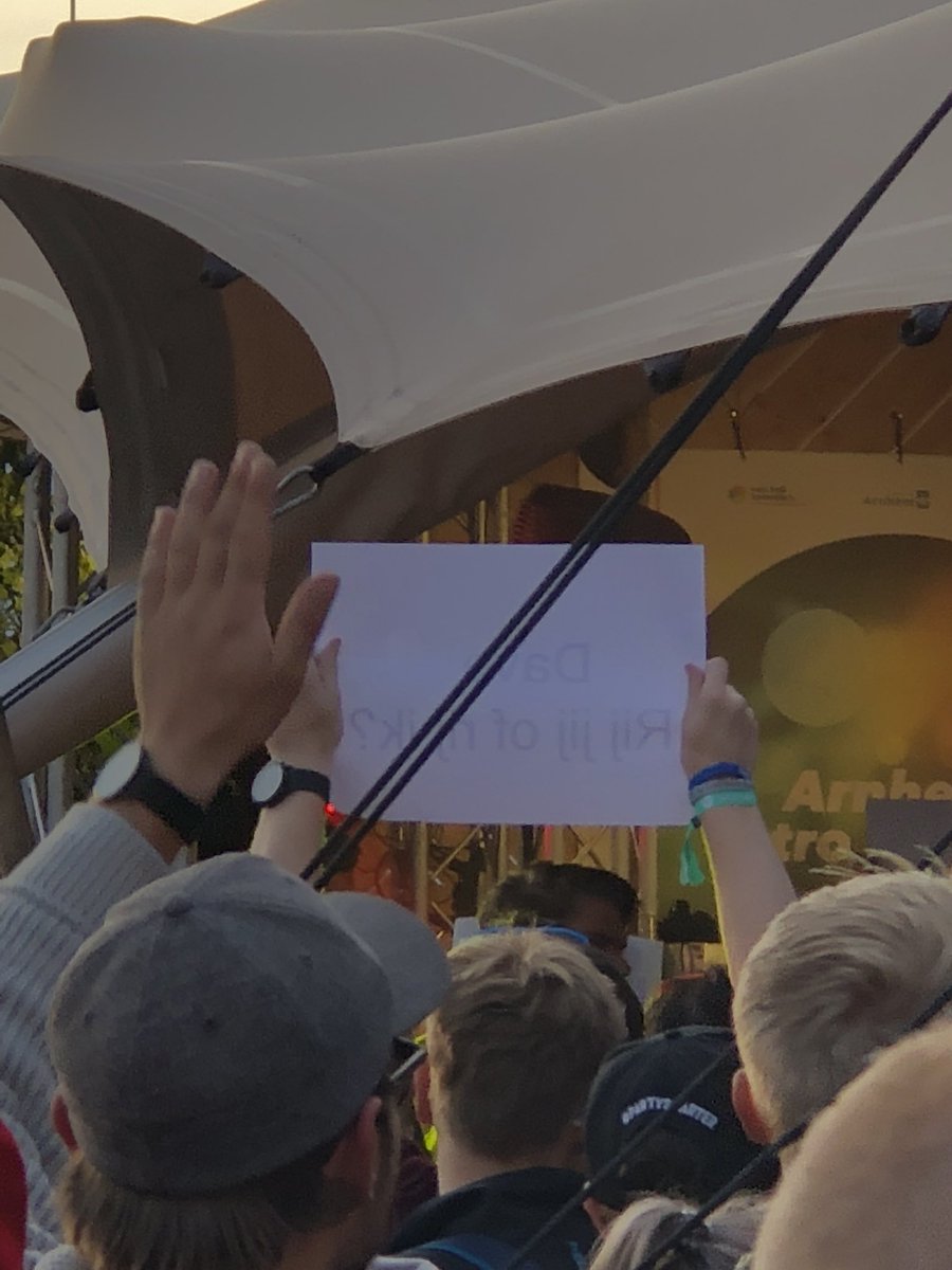 Wander0304's tweet image. Wanneer Dave Roelvink opkomt bij introweek van Arnhem:
“Dave, rij jij of ik?” 
#HAN #Introweek