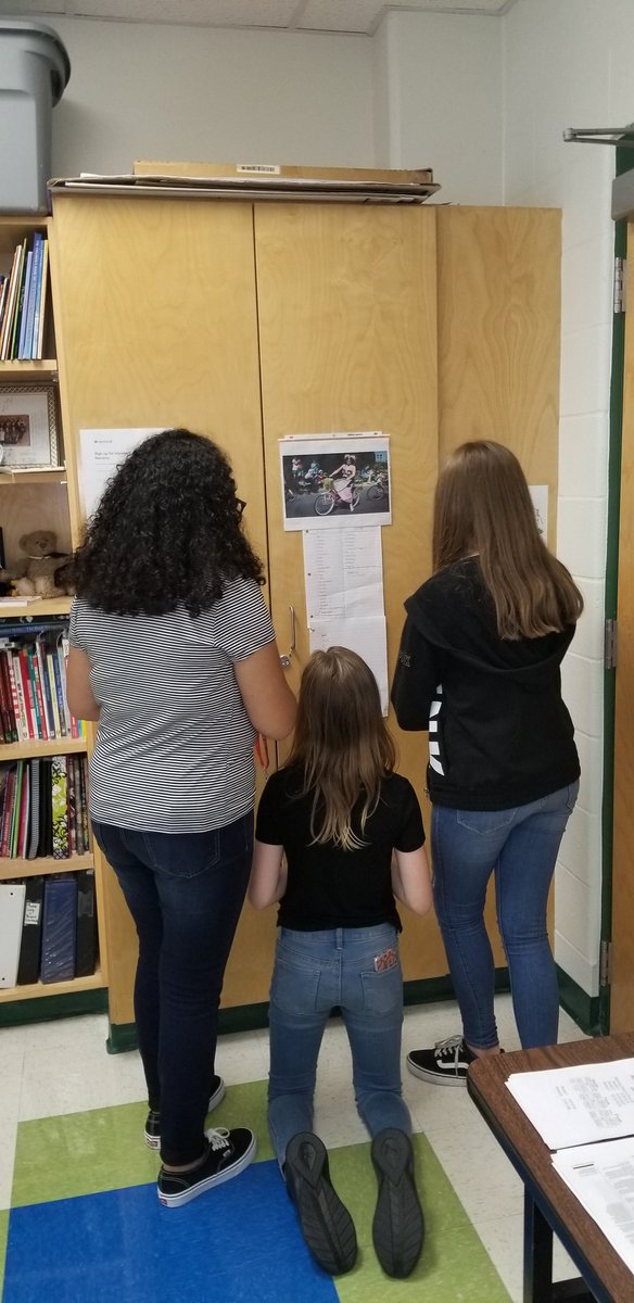 teachinitup's tweet photo. Collaboration and gallery walks, two of my favorites to guarantee engagement. #simplesentences #JMSELA https://t.co/teEd1iC1XP