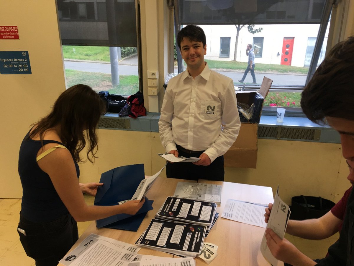 LoukianJacquet's tweet photo. Assemblage de la 2ème édition des welcome-pack @UnivRennes_2 par le @bve_rennes2 : 8000 sacs de bienvenue remis le 3 septembre aux L1 pour leur rentrée 🎒 https://t.co/k42PWusF77