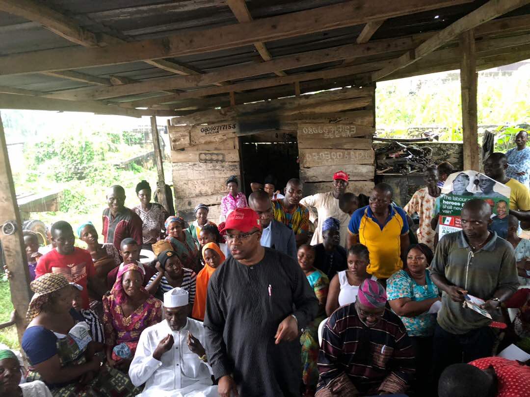 atunse2018's tweet photo. Arch. Olugbenga Akintola met with members of Isokan Group, Ile-Ife, Osun State. They turned out in great numbers despite the heavy downpour.
#Atunse2018 #Ife #Osun #OsunState @NTANewsNow  @channelstv  @TVCconnect  @MobilePunch @VanguardNews https://t.co/k3FsVakjyS