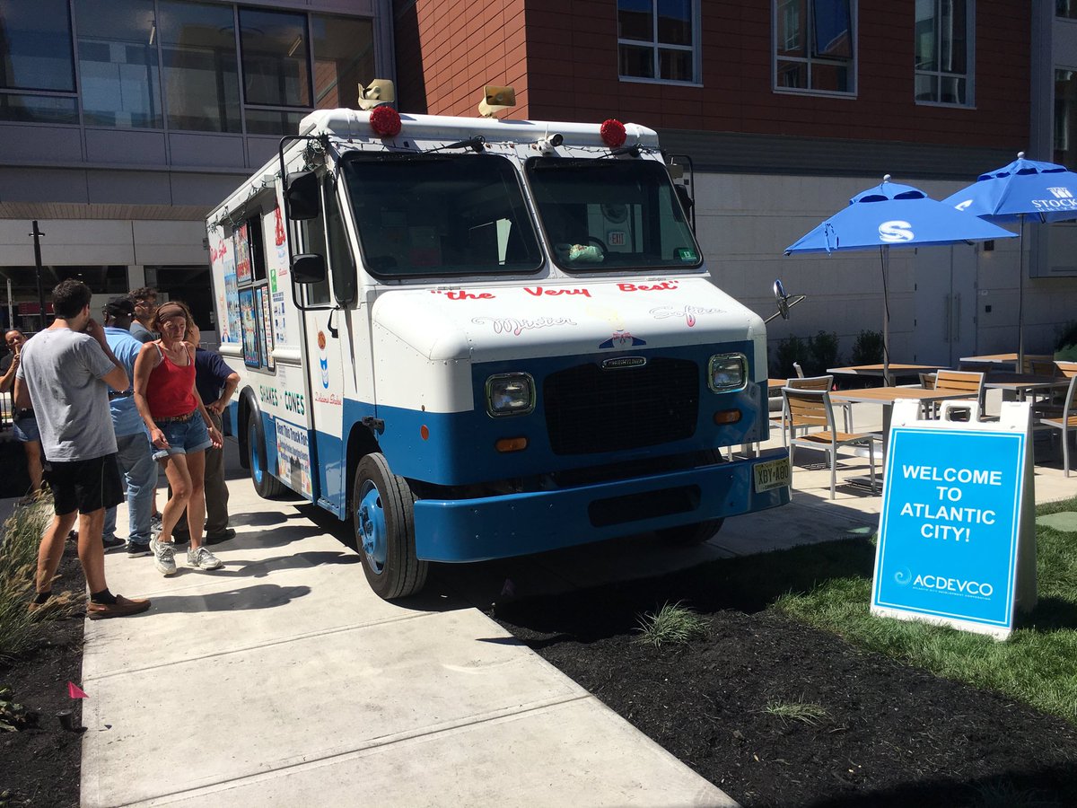 Stockton_edu's tweet photo. #StocktonAC students were grateful for the cool treats courtesy of #acdevco during move-in day. https://t.co/tBR3TiL1M1