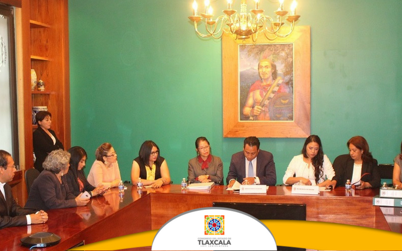 En el salón verde del Palacio Legislativo, en su calidad de Presidente el Diputado @JcSagaTlax, encabezó la entrega recepción de la LXII Legislatura; la cuál, recibe la Diputada Luz Vera Díaz como Presidenta de la Legislatura LXIII.  Más info: bit.ly/2wsBy1k