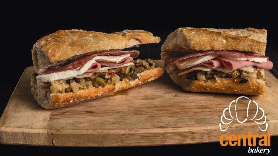 No te quedes con las ganas de comerte esta deliciosa #Mufaletta. Rellena de carnes frias, quesos y un tipo de ensalada de aceitunas y encurtidos, originario de #NuevaOrleans. #YoSoyCentral #CentralBakery