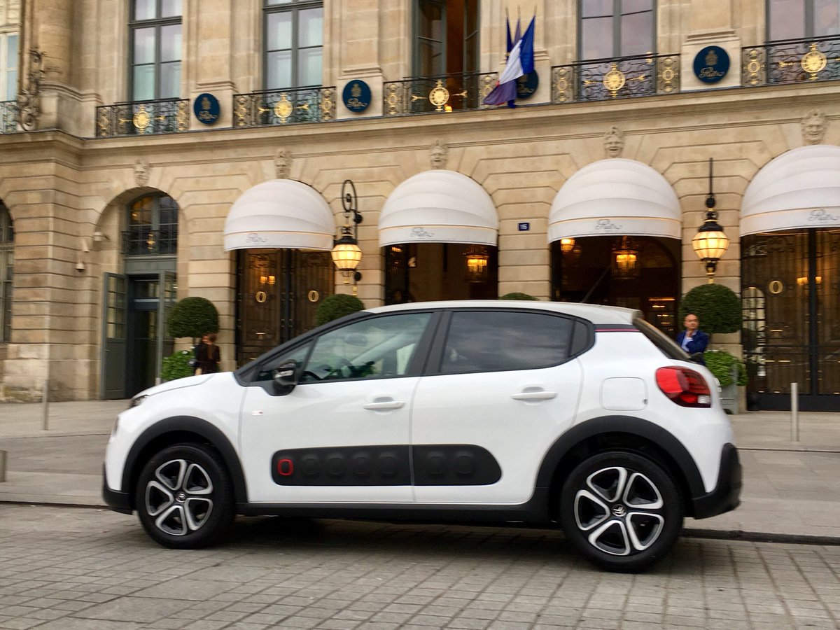 CitroenFrance's tweet photo. Une voiture élégante pour une soirée tendance ! Série Spéciale #Citroën #C3ELLE partenaire de la soirée @ELLEfrance ´Spécial Mode’. https://t.co/uVOWzw1LSG