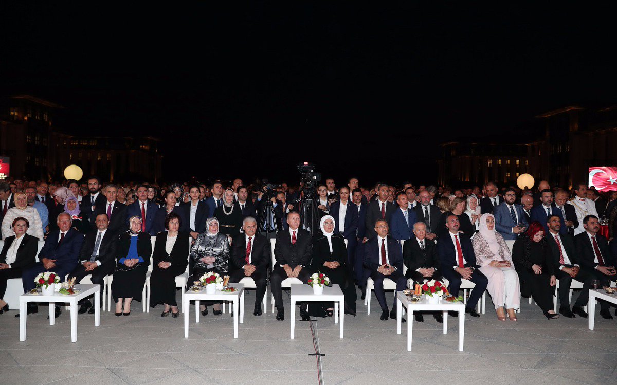 Akparti's tweet photo. Cumhurbaşkanımız Recep Tayyip Erdoğan, #30AğustosZaferBayramı dolayısıyla Cumhurbaşkanlığı Külliyesi'nde resepsiyon verdi. https://t.co/M1fm5BVzP4