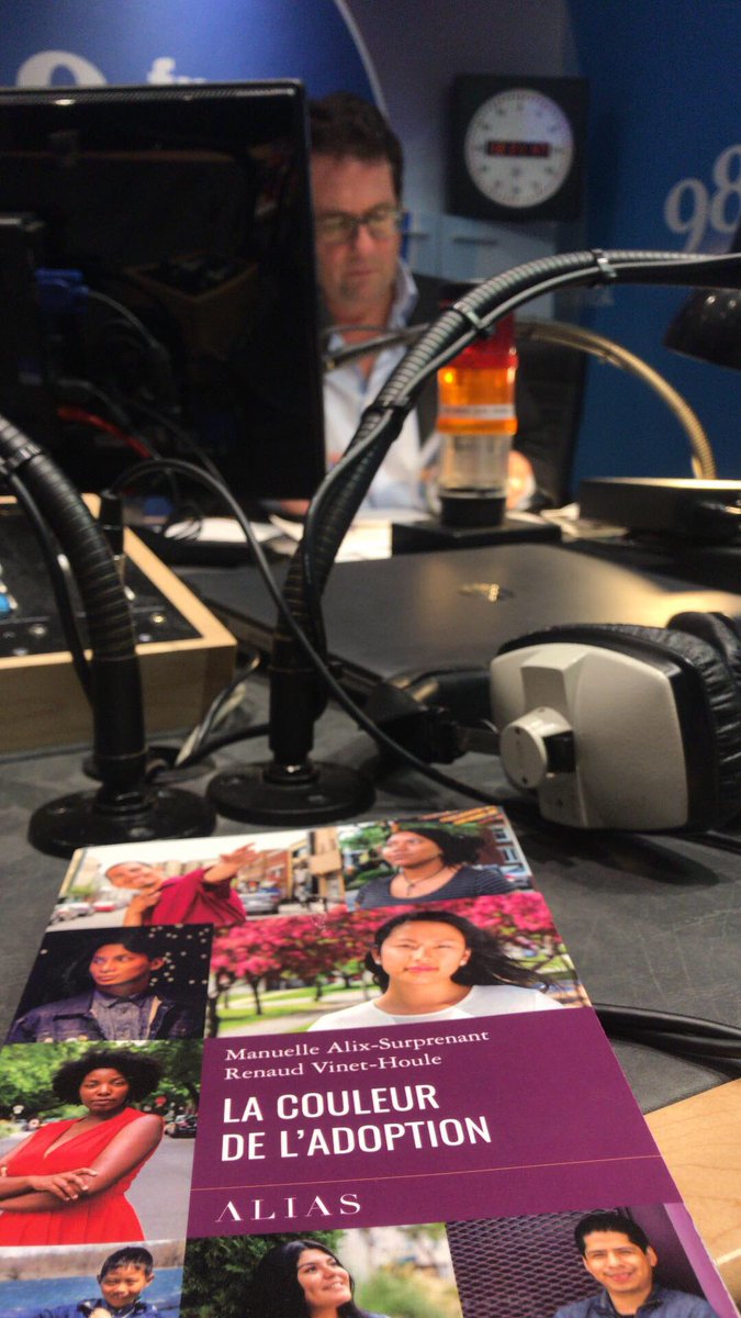 RenaudVH's tweet photo. 🔈✨ Cet après-midi, nous étions de passage dans le studio de @drainvillepm pour sa populaire émission Drainville PM où nous avons parlé du livre La couleur de l’adoption, de retour aux origines et bien plus !! 

Pour écouter, c'est ici 👇🏾
@le985fm 

https://t.co/s6pFECJkll https://t.co/U61jVBTP03