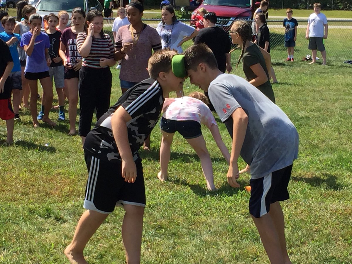 RMS_NH's tweet image. @RMS_NH Stanford 2024 students working on their collaboration skills this afternoon. As a school we are working to focus our opening week on building positive relationships between our entire school community.