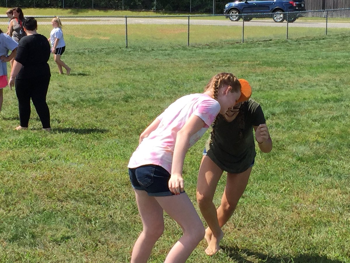 RMS_NH's tweet image. @RMS_NH Stanford 2024 students working on their collaboration skills this afternoon. As a school we are working to focus our opening week on building positive relationships between our entire school community.