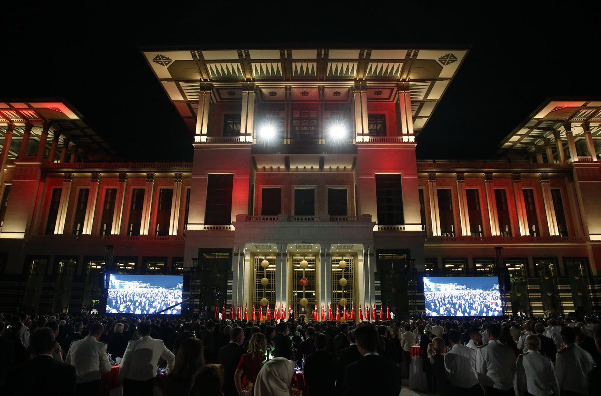 Konuşmasında “Bizim mücadelemiz mazlumların ve mağdurların son umudu. Sadece kendimiz için değil, kalbini bize yöneltmiş olan herkes için bu mücadeleyi başarıya ulaştırmalıyız.” diyen Cumhurbaşkanımız Sayın R. Tayyip Erdoğan ile 30 Ağustos Zafer Bayramı Resepsiyonu’na katıldık.