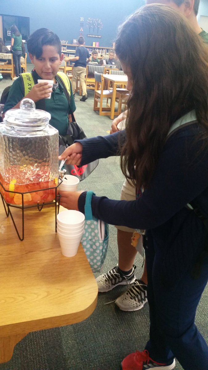 AvalosLibrarian's tweet photo. Students enjoy water with a hint of Strawberry, lemon and mint! #LibraryintheSun #StallionsLeadtheWay #SISD_READS #TeamSISD https://t.co/D47k42T8ss