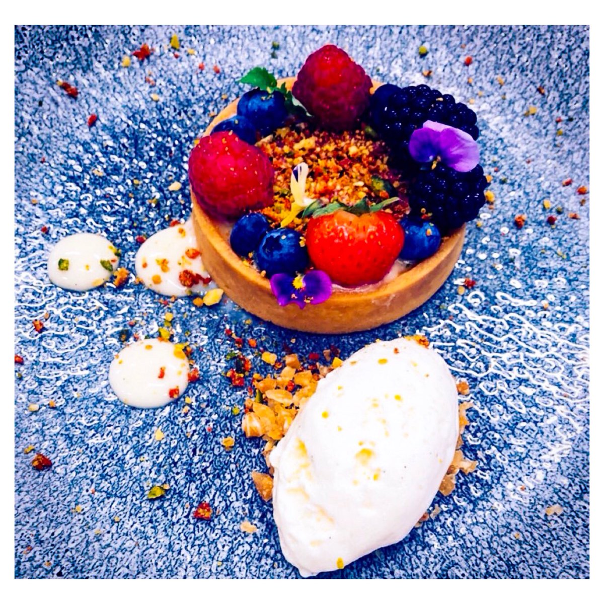 Making the most of those last summer strawberries at <a href="/kewgardens/">KewGardens</a> with <a href="/PavelFrage/">Pavel frage</a> 🍓

#foodporn #foodphotography #foodie #food #photography #strawberry #london #dessertporn