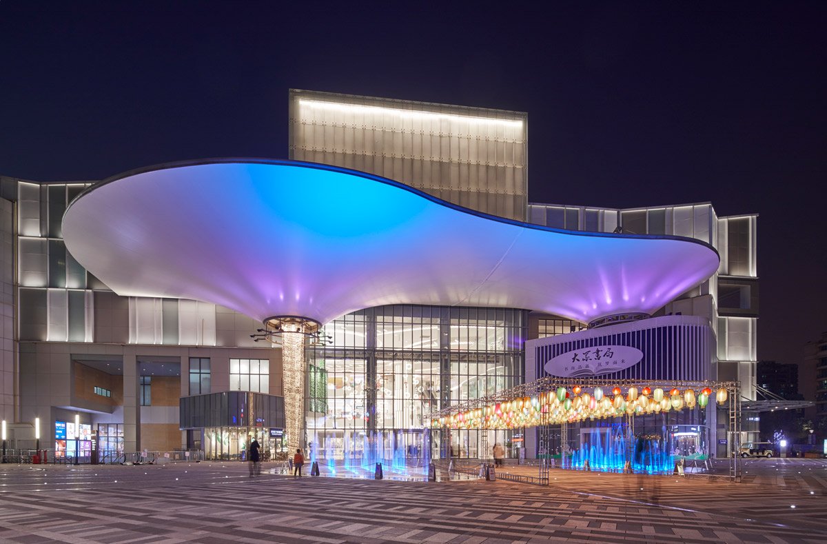 iGuzziniME's tweet photo. In #China, a festive and brightly coloured lighting system has made shopping in the Emerald City District even more fun w/ our #Reflex #PlateaPro & #Linealuce > https://t.co/jyUeebThHK https://t.co/LP1CxDLKYs