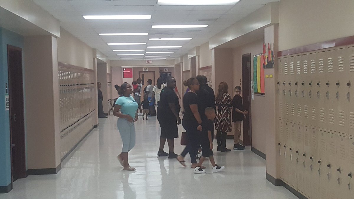 diva_education's tweet photo. Open house was a success!❤🖤🤘🏾
#CHISDTheLeadingChoice
#ThePermenterWay
#Longhornsup🤘🏾
@danny https://t.co/bGOwpko8IJ