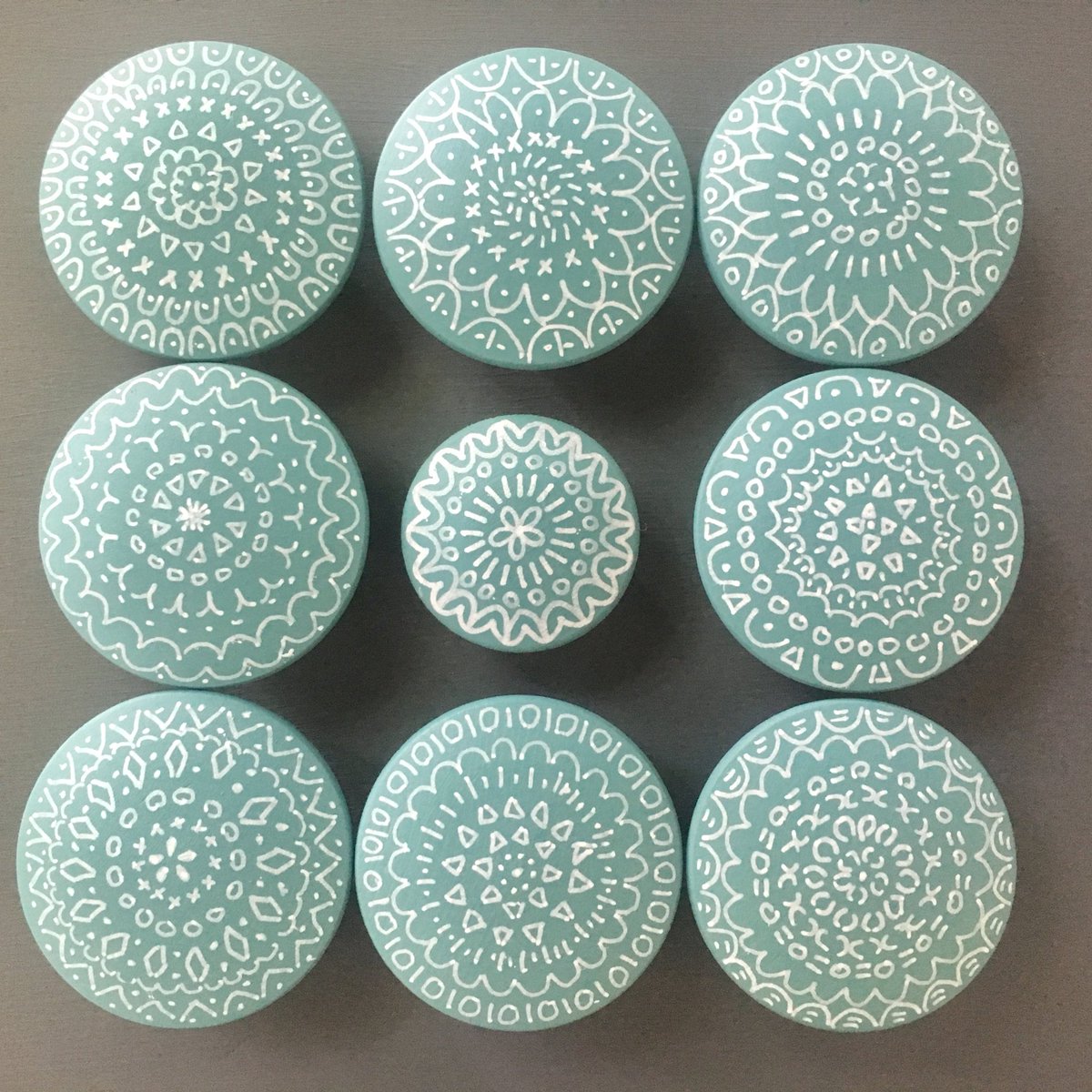 sweep_of_sand's tweet photo. Our big knobs are really big! Any color you like. #customdecor #interiordesign #cabinetknobs #drawerhandles https://t.co/b2JycMF4aJ https://t.co/AC6PAJPqbj