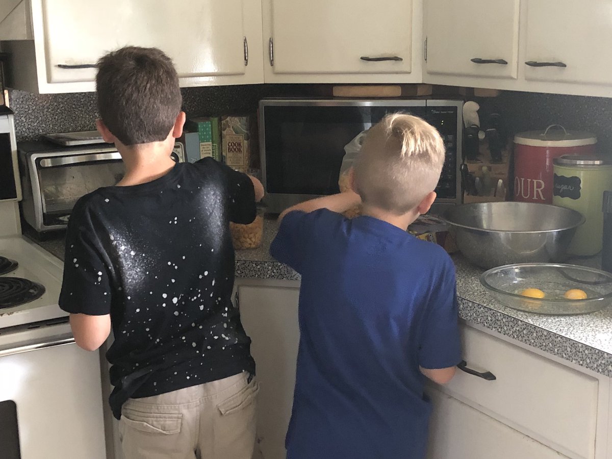 Janeane_M's tweet photo. Reading in Different Ways... Braden and Emmett following a recipe to make dinner entirely on their own. Btw... it was !DELICIOSO!  #FawnArea #Escolartea #MrsStubanas #hancockc513 #FawnReadingDifferentWays https://t.co/aYwEFUlzUP
