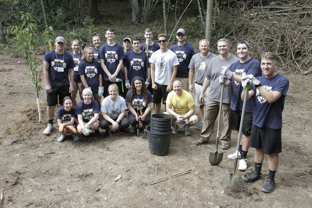 MisericordiaU's tweet photo. #MUFirstYear @MisericordiaU students participated in a Day of Service volunteering at six different locations across the Back Mt. For additional photos visit: https://t.co/B1OcAE0iy3 For more information on this year's Day of Service visit: https://t.co/7W3GdJgmfF #MakeMercyReal https://t.co/lohDIDu1x6