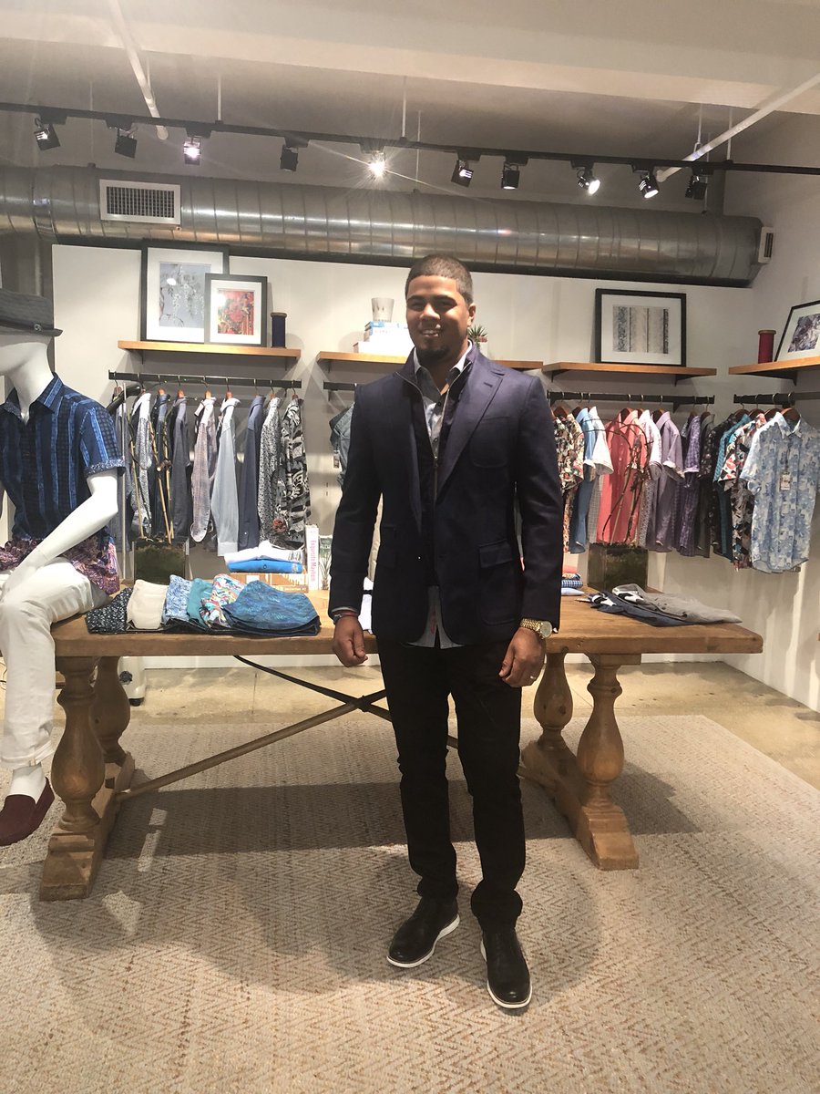 REP1Baseball's tweet photo. Big thanks to our friends @RobertGrahamNYC for the hospitality and taking great care of @jeimer24C ! #candy #fresh #jeimercandelario #Detroit #Tigers #robertgrahamnyc #newyork #rep1baseball #rep1fam https://t.co/1f6rDhLPU1
