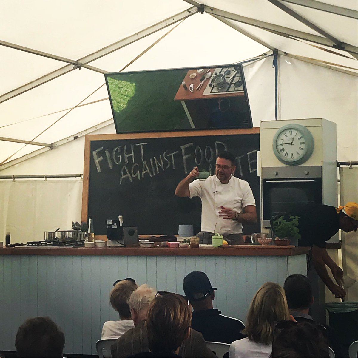 kennytutt's tweet photo. Food waste is a journey but here’s a good start! Some banging chicken pakoras in the tent today... @WestSussexWaste @UKHarvest @SpiritFMSussex #fightagainstfoodwaste #ChichesterCathedral #usingleftovers #deliciousfood #chickenpakoras https://t.co/nmQOTu1Ebu