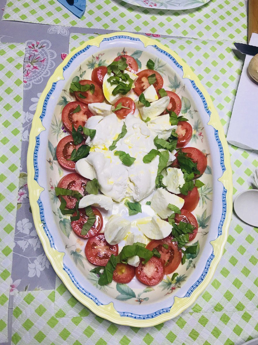 Burgers2Beluga's tweet photo. Dinner in under 3 minutes and it couldnβt have been easier or more delicious. Burrata & mozzarella ( di bufala) #realtomatoes and basilica (Grazie #Nonna) Coopitalia @BurrataBubbles #italianfood https://t.co/7y6eTC1Y6l