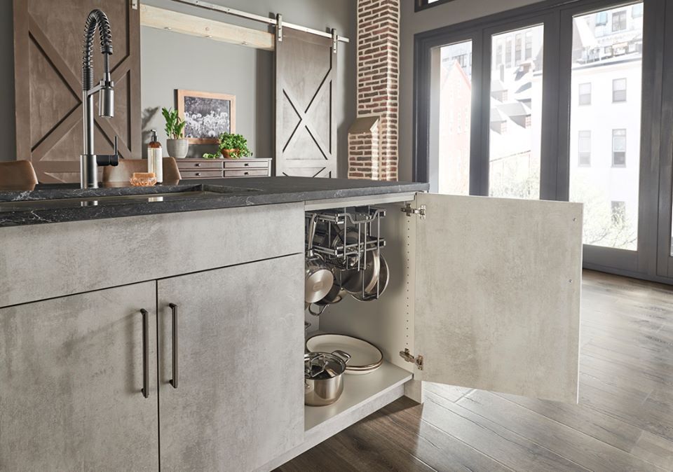 KSSDenver's tweet image. Check out Hardware Resources new &quot;Hanging Pan Organizer&quot; with soft-close slides designed to prevent pots &amp;amp; pans from banging together, keeping them from being damaged and preventing unwanted noise. Contact Us at KSS Denver to Learn More! #kssdenver #hardwareresources #potsandpans