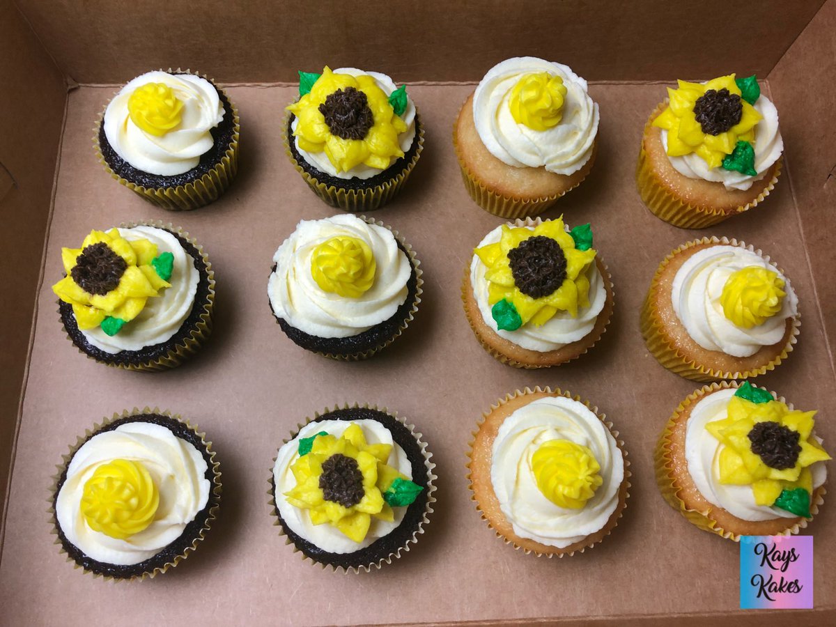 KaysKakesPA's tweet photo. 🌻🍰
🔸
����
🔸
🔸

#sunflower #cake #sheetcake #buttercream #flowers #piping #cakedecorating #baker #baking #cake #cupcakes #KaysKakes14 https://t.co/dIOl4SUSHz