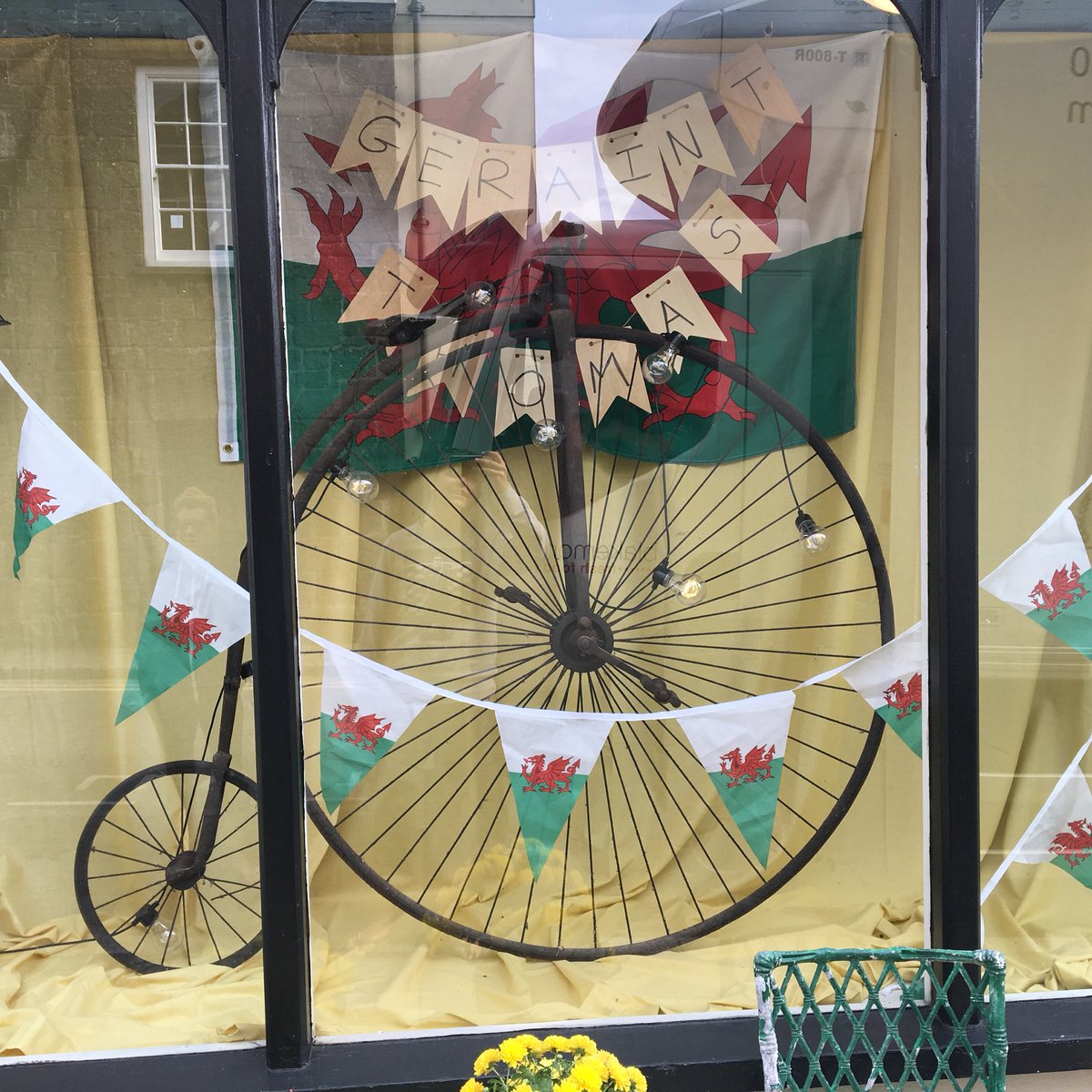 MarieTilley2's tweet photo. Yes the very wheels our legend 💛 smashed the Tour de France on!! @LeTour @WelshCycling @Tourdefrance 😝🤘🏻🚴🏻‍♂️💛 https://t.co/QkmlNUUNYd